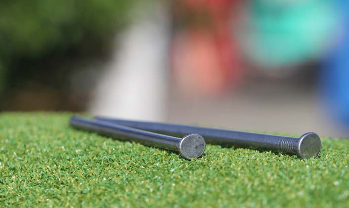 installation-nails-artificial-turf-stakes-2